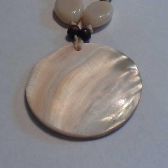 Beautiful shell and bead necklace! - Picture 3 of 4