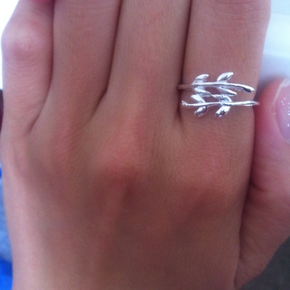 Jewelry - Silver leaves ring