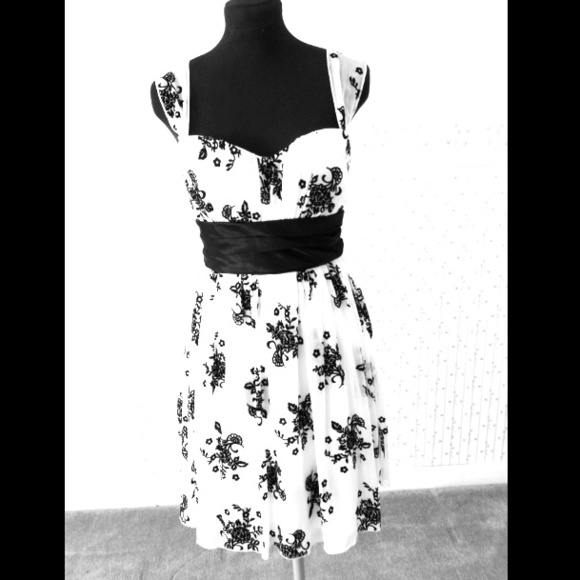 *~◆~* GIFTED *~◆~* Black & White Damask Dress