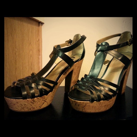LOWERED PRICE! Guess heels size 10m