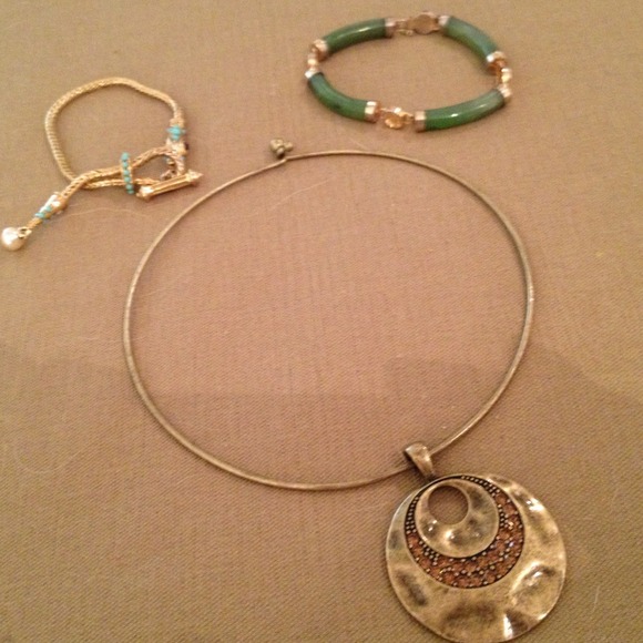 Miscellaneous jewelry bundle.