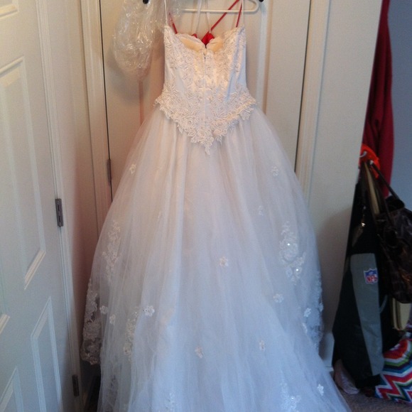 Wedding dress $$ price dropped - Picture 2 of 4