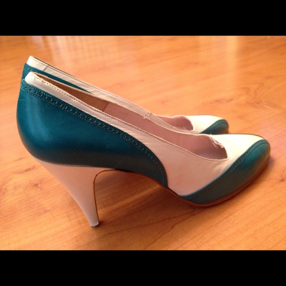 Pappagallo Pump size 7.5 left 8n right foot - Picture 1 of 3