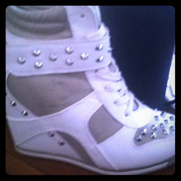 White and grey high top, wedge, with spikes. - Picture 1 of 4