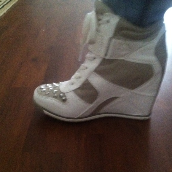 White and grey high top, wedge, with spikes. - Picture 2 of 4