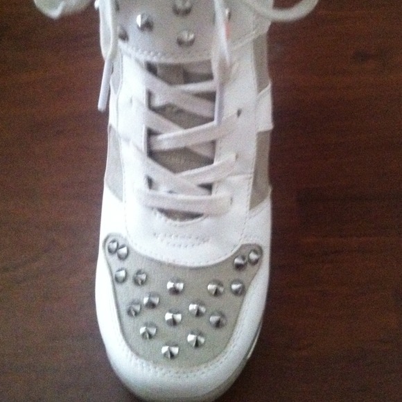 White and grey high top, wedge, with spikes. - Picture 3 of 4