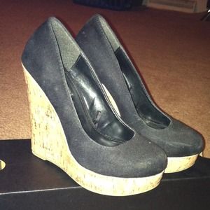 Black suede wedge! Size 6 cute!! $7