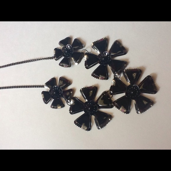 Black Metal Flower Necklace - Picture 2 of 4