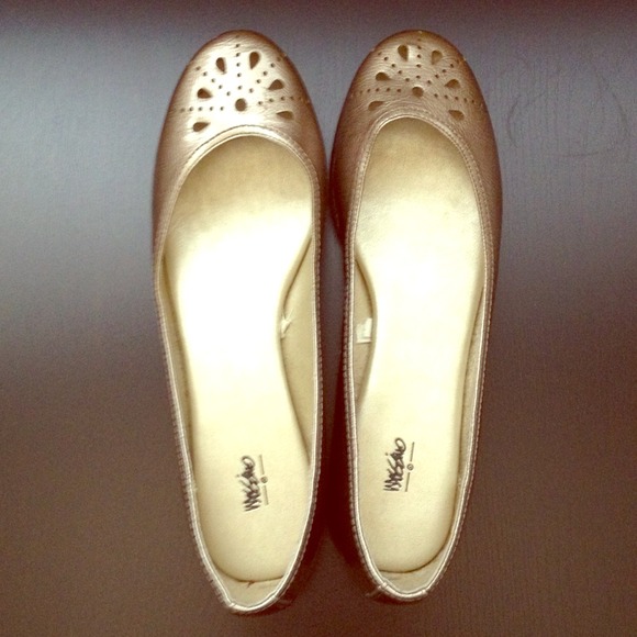 Light gold shiny flats