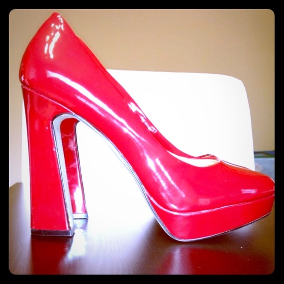 Red ELLE heels NWT