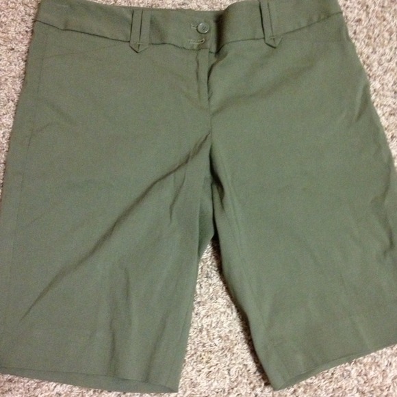 😄SOLD😄The limited army green shorts size 12 NWT - Picture 1 of 3