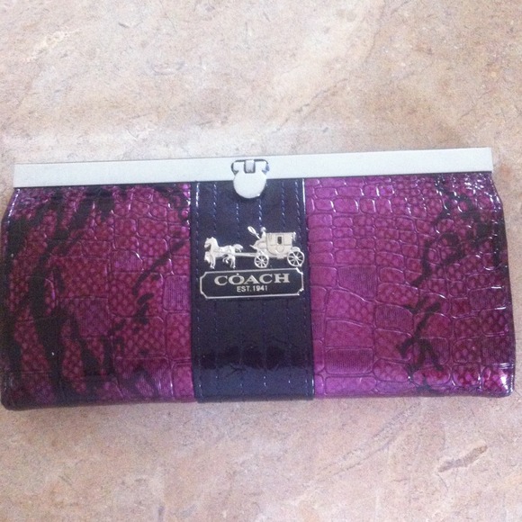 **Fashion coach wallet