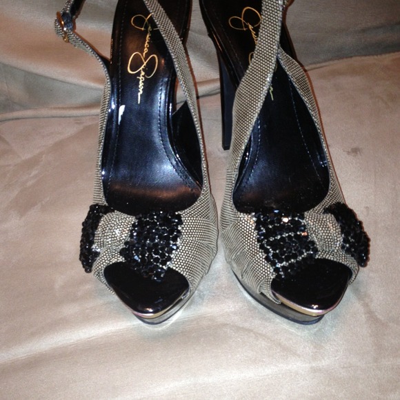 Jessica Simpson heels on hold ✋