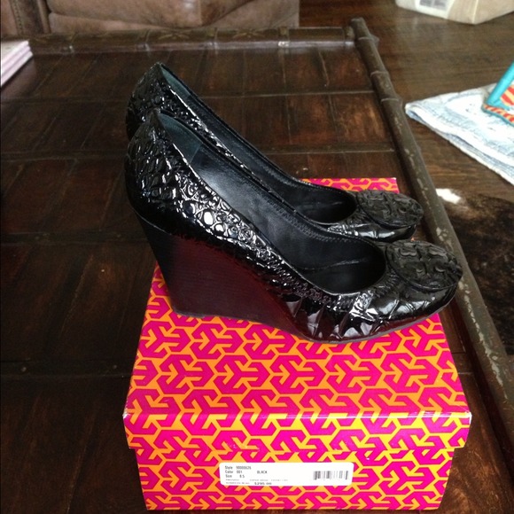 Auth Tory Burch Sophie Wedge- Black Patent Croc