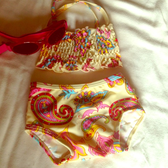 Baby bathing suit 0-3M w/pink baby strap on shades
