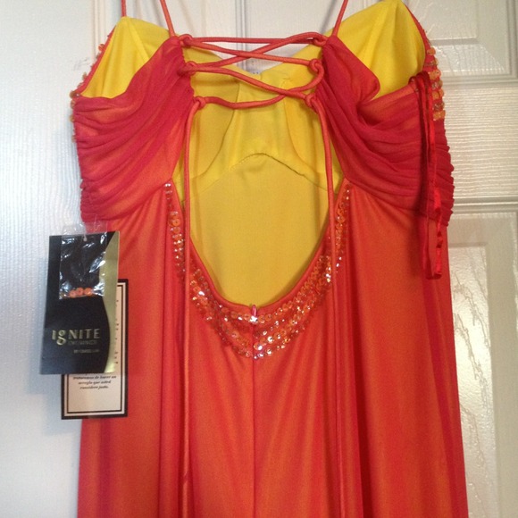 Beautiful coral colored formal dress! 💖🎀 - Picture 3 of 4