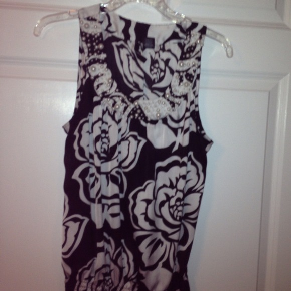 Very cute black and white flower top with beading