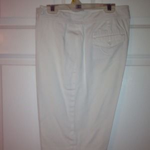 White just below the knee pants. Very cute