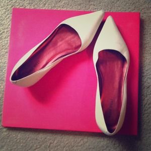 **REDUCED!!**Great Nine West Cream Flats!!!!