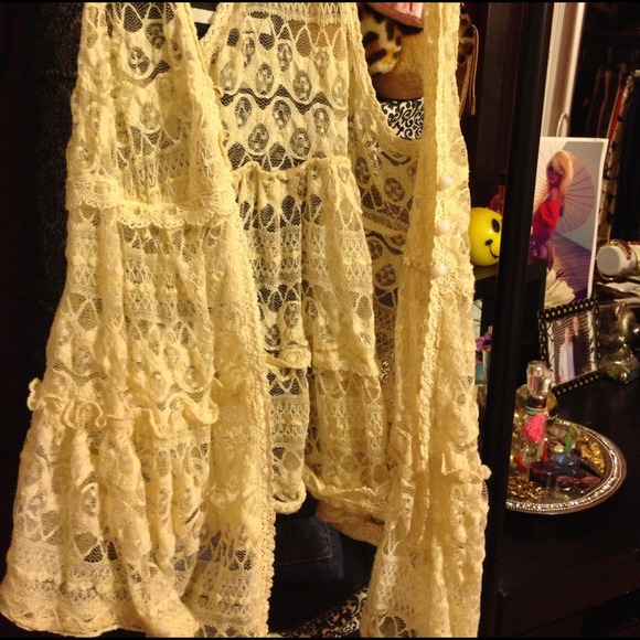 Cute sleeveless cardigan/pullover.! - Picture 2 of 4