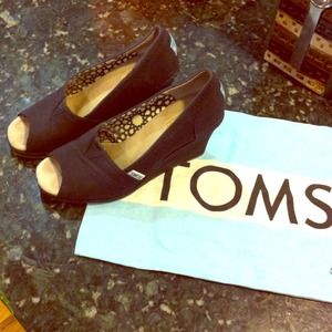 Tom's Black Wedges