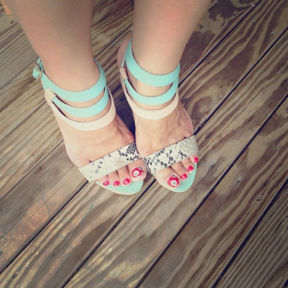 πFinal days amazing leather heels