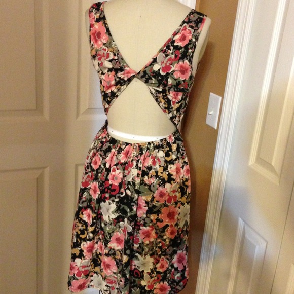 SOLD Open back floral dress - Picture 2 of 3