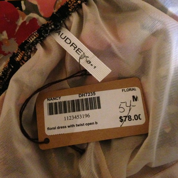 SOLD Open back floral dress - Picture 3 of 3