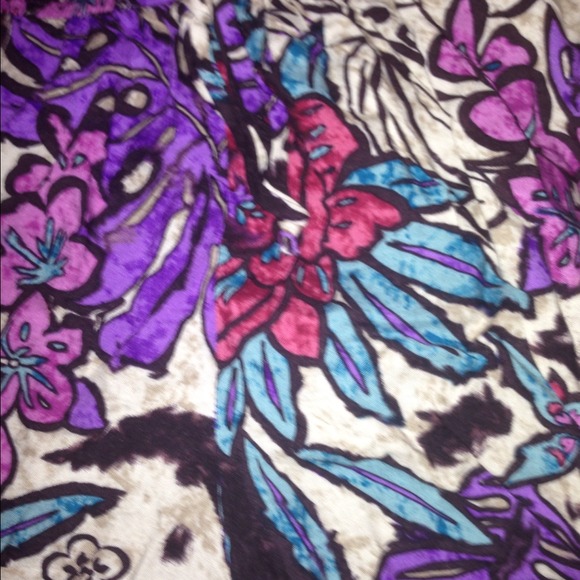 Purple & beige flower print romper - Picture 3 of 3