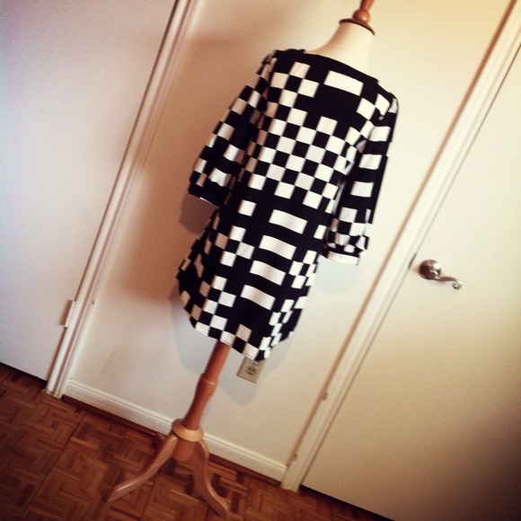 ** SOLD ** YEAR END SALE Mod B&W Shift Dress - Picture 4 of 4