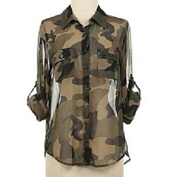 Tops - Camo top - small ❌last size left❌NO TRADES