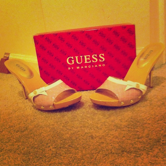 SOLD🚩🚩GUESS by Marciano lite purple sandal heel