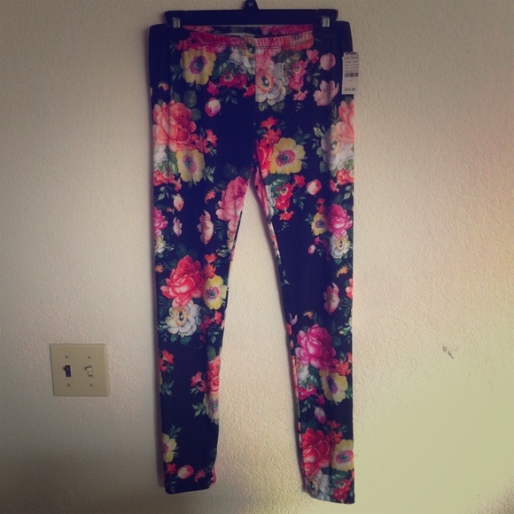 Super cute girly flower leggings 🌹🌻🌺