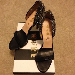 🌟L.A.M.B's Lesley one band feather sandal 🌟