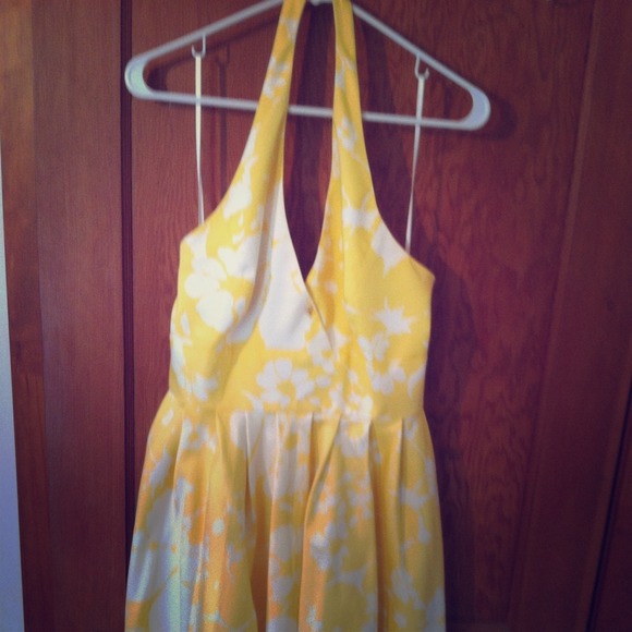 Dresses & Skirts - Yellow summer dress!