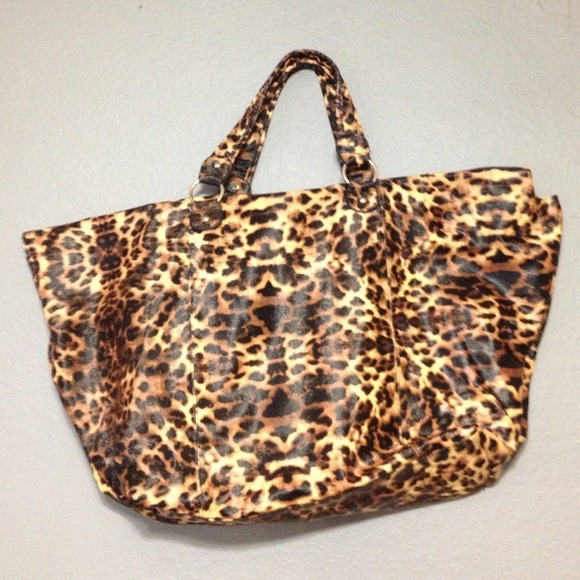 ❌Sold❌ in bundle LF Leopard print weekender bag