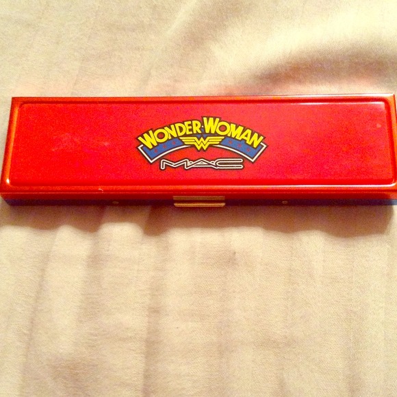 MAC WONDER WOMAN EYESHADOW 💯 authentic