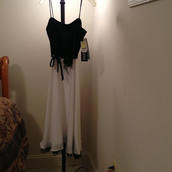 Beautiful black/white dress social dress - Picture 3 of 3