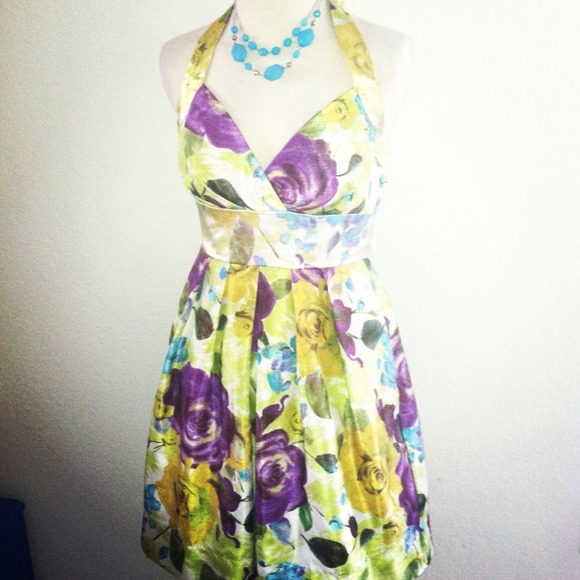 Floral Halter Dress - look like royalty! 👸👑 - Picture 4 of 4