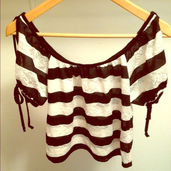 🎀💘Guess Strip Lace Crop Top🎀💘