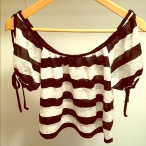 🎀💘Guess Strip Lace Crop Top🎀💘
