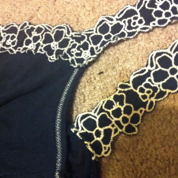 Cute tank with floral strap - Picture 2 of 2