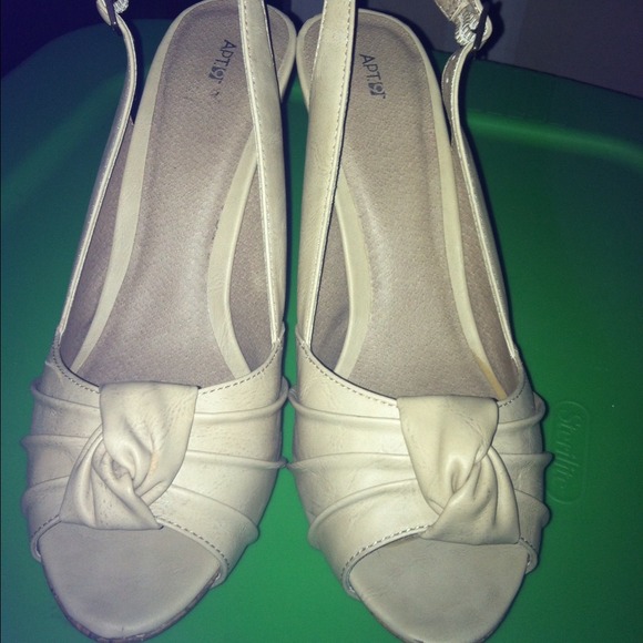 ⬇ reduced! ⬇Great condition APT 9 tan heels🍁