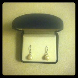 Pearl drop earrings