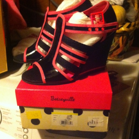 NIB Cute peep toe sandal like wedges..NO TRADES..