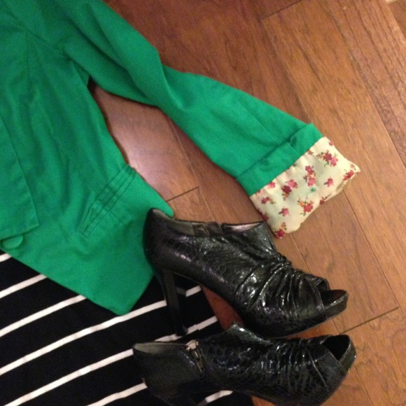 Traded🚫🚫Green blazer! So cute! - Picture 3 of 4