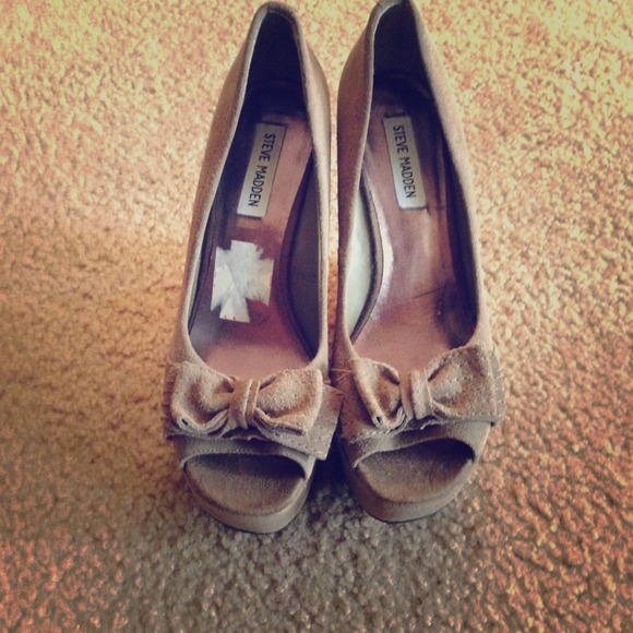 Steve Madden taupe suede wedges