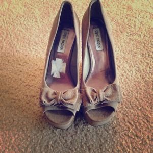 Steve Madden taupe suede wedges