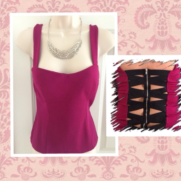 Super cute top w/ zipper cut out back details
