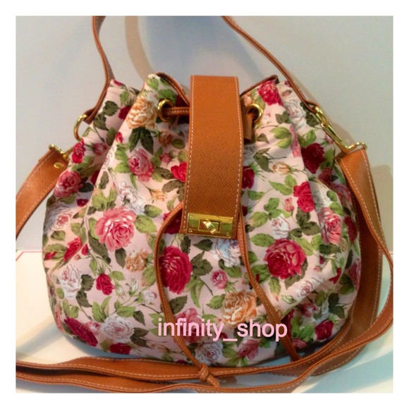 🚫Sold🚫🌺Floral sossy bucket🌺